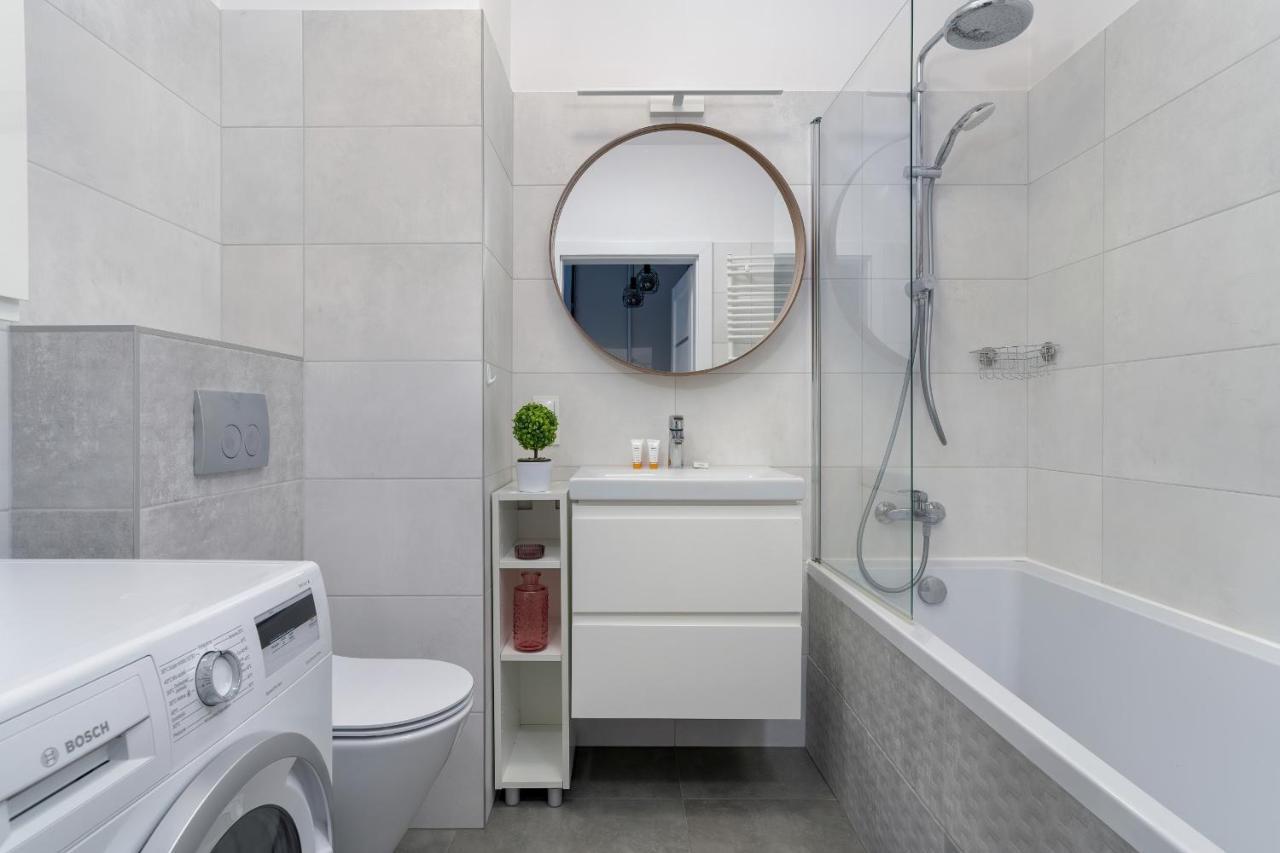 Stylish & Comfy Garbary With Parking By Renters *