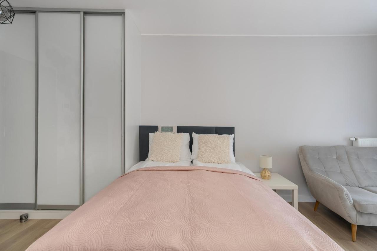 Apartment Stylish & Comfy Garbary With Parking By Renters Poznan