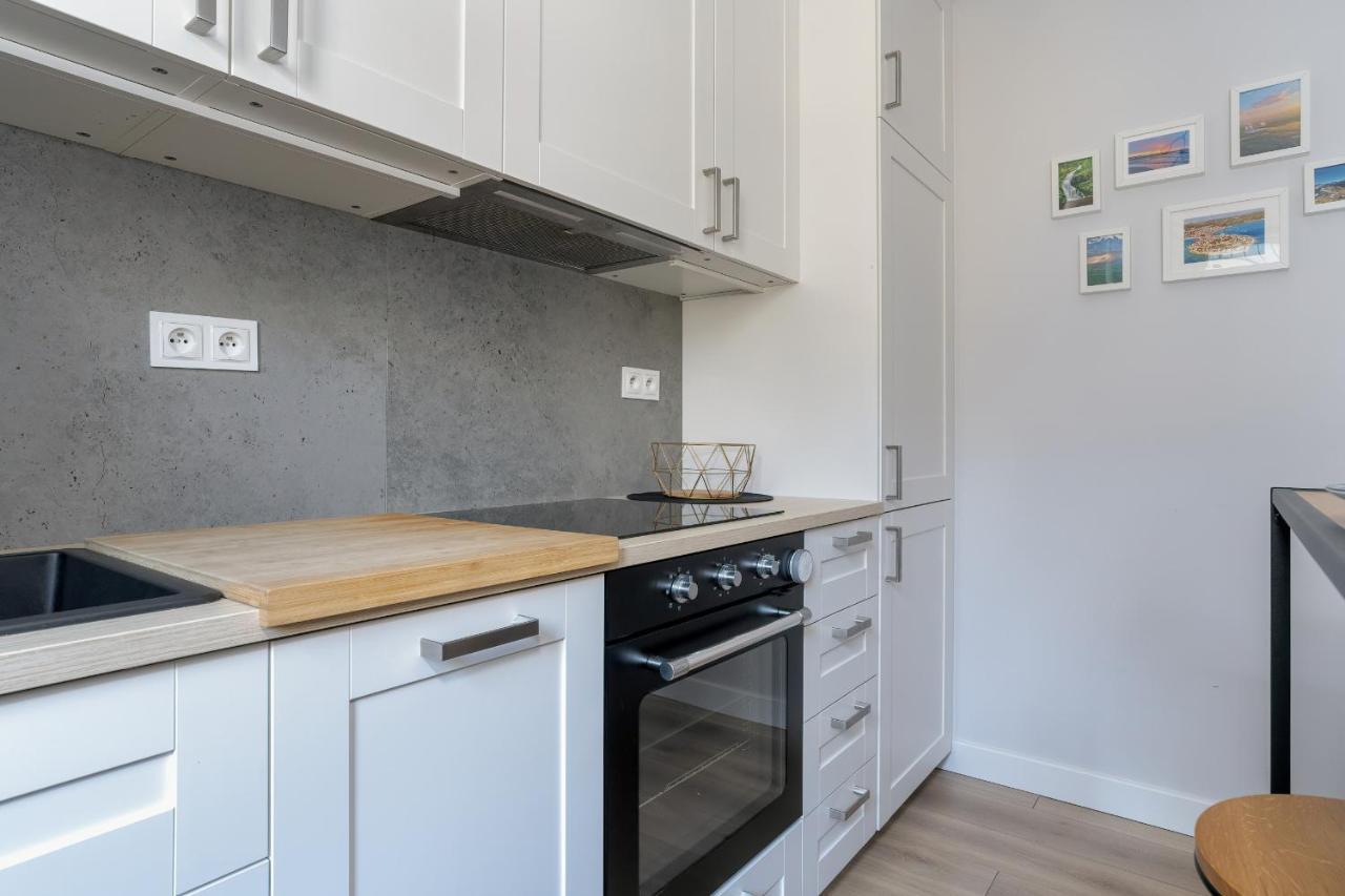 Stylish & Comfy Garbary With Parking By Renters Apartment