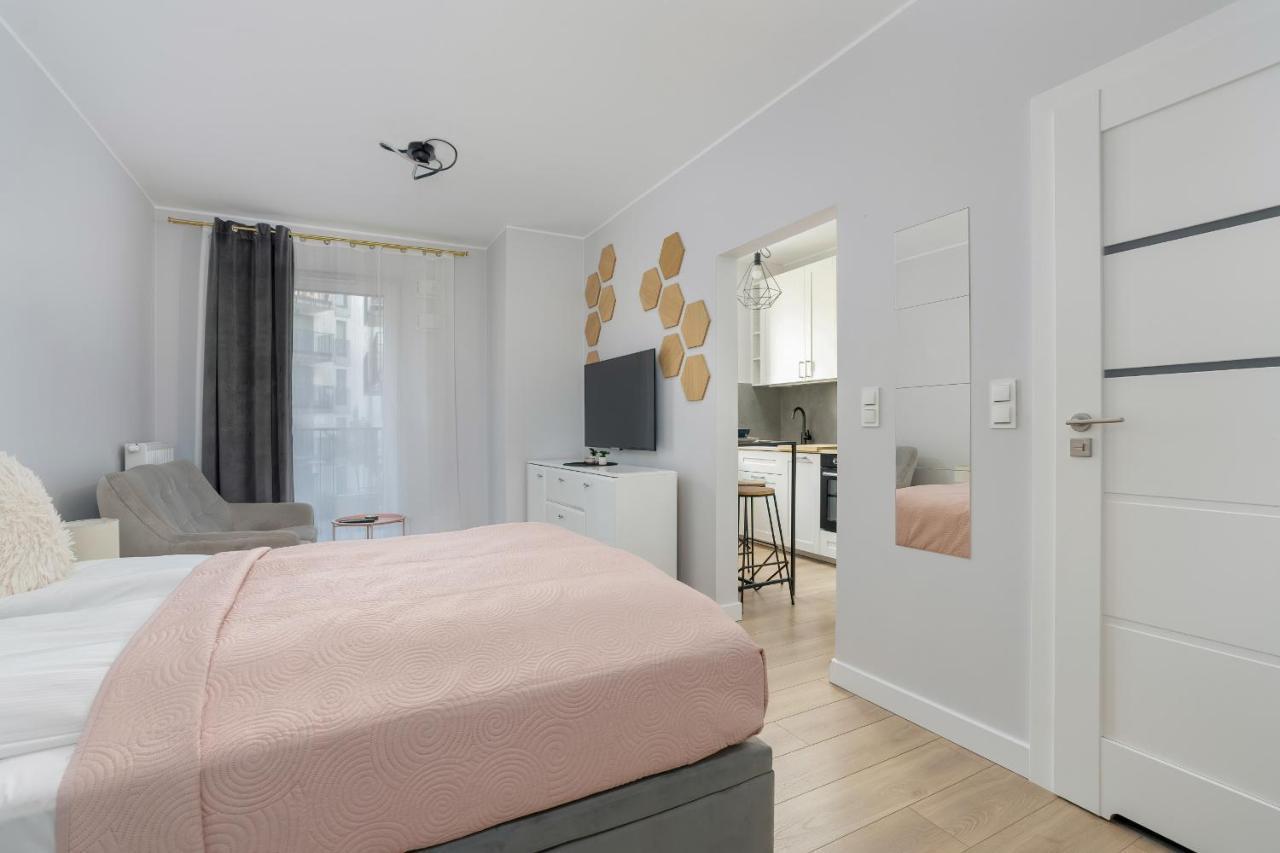 Stylish & Comfy Garbary With Parking By Renters Apartment Poznan