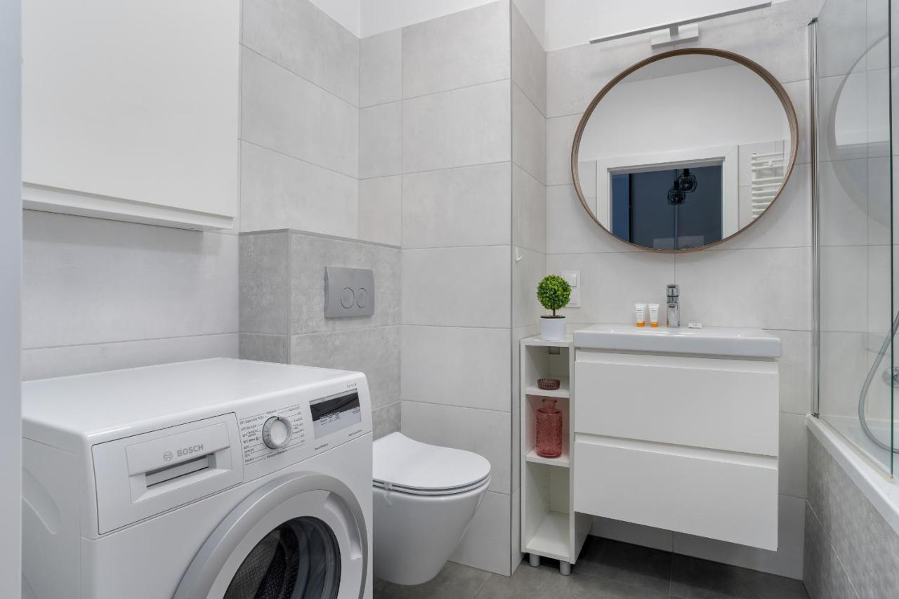 Apartment Stylish & Comfy Garbary With Parking By Renters Poznan