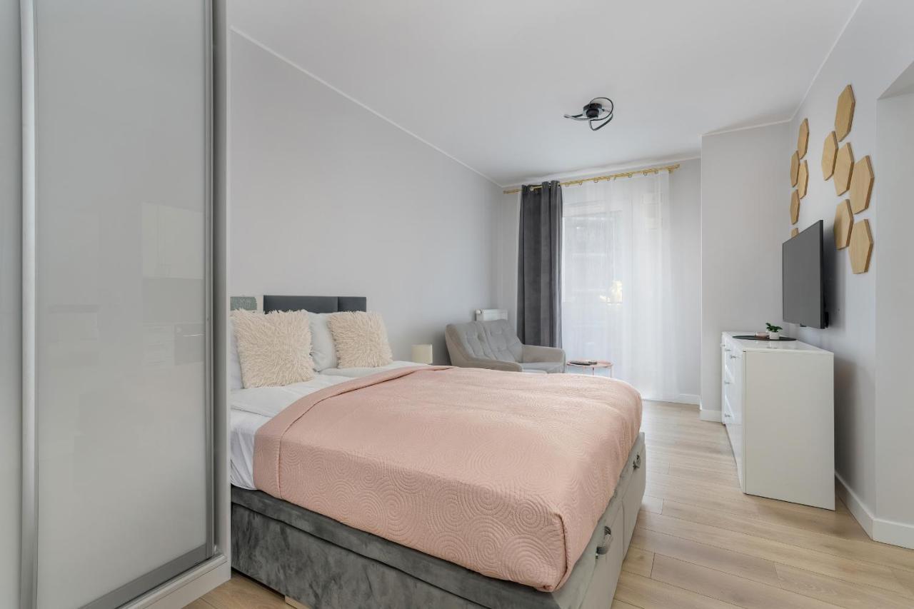 Stylish & Comfy Garbary With Parking By Renters Poznan
