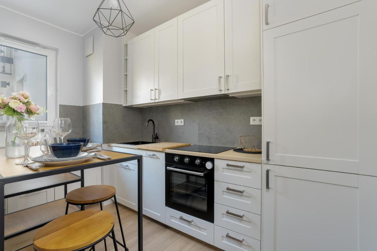 Stylish & Comfy Garbary With Parking By Renters *