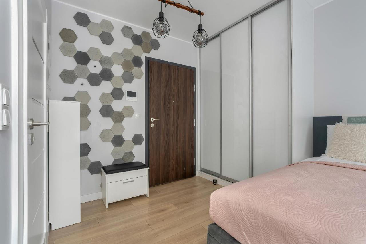Stylish & Comfy Garbary With Parking By Renters Apartment Poznan