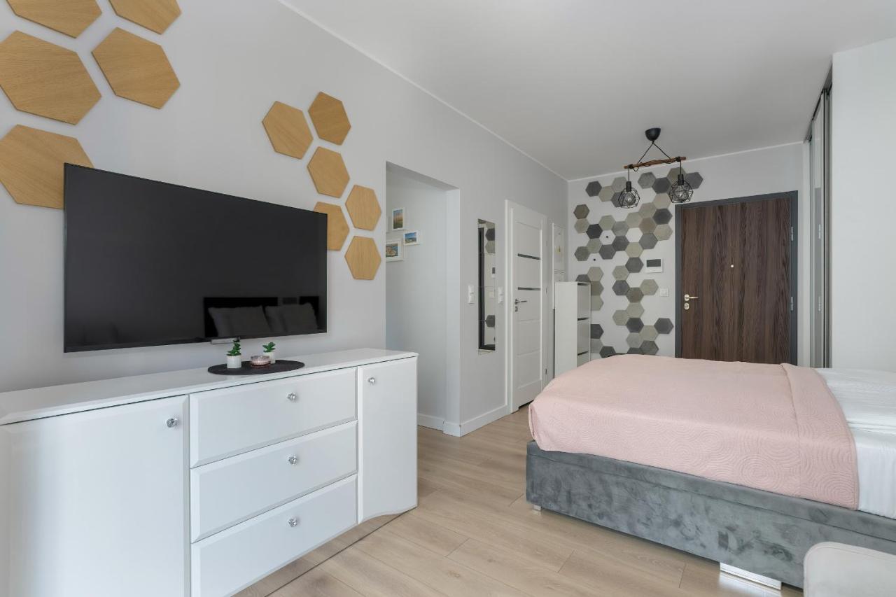 Apartment Stylish & Comfy Garbary With Parking By Renters Poznan