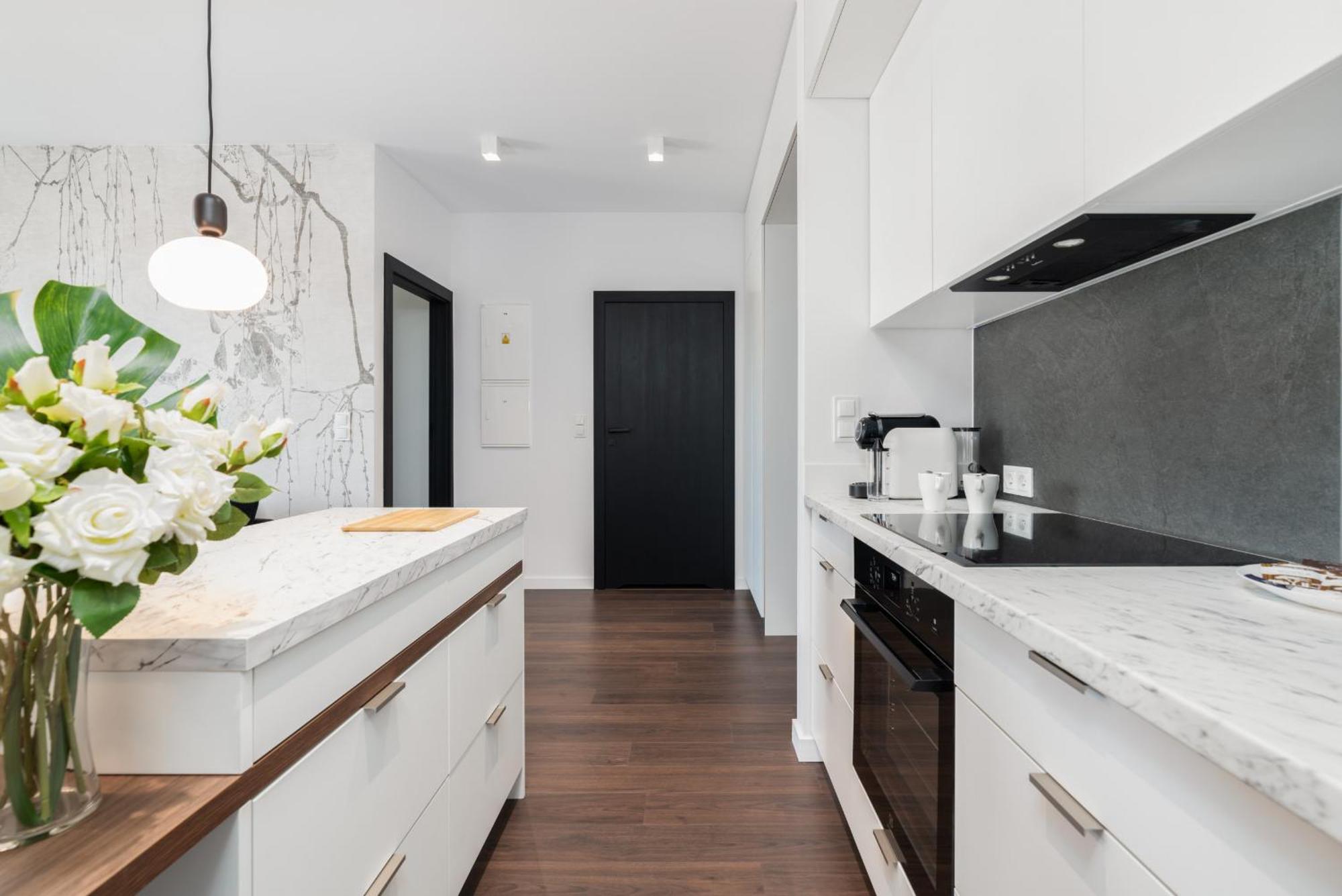 Stylish & Comfy Garbary With Parking By Renters *