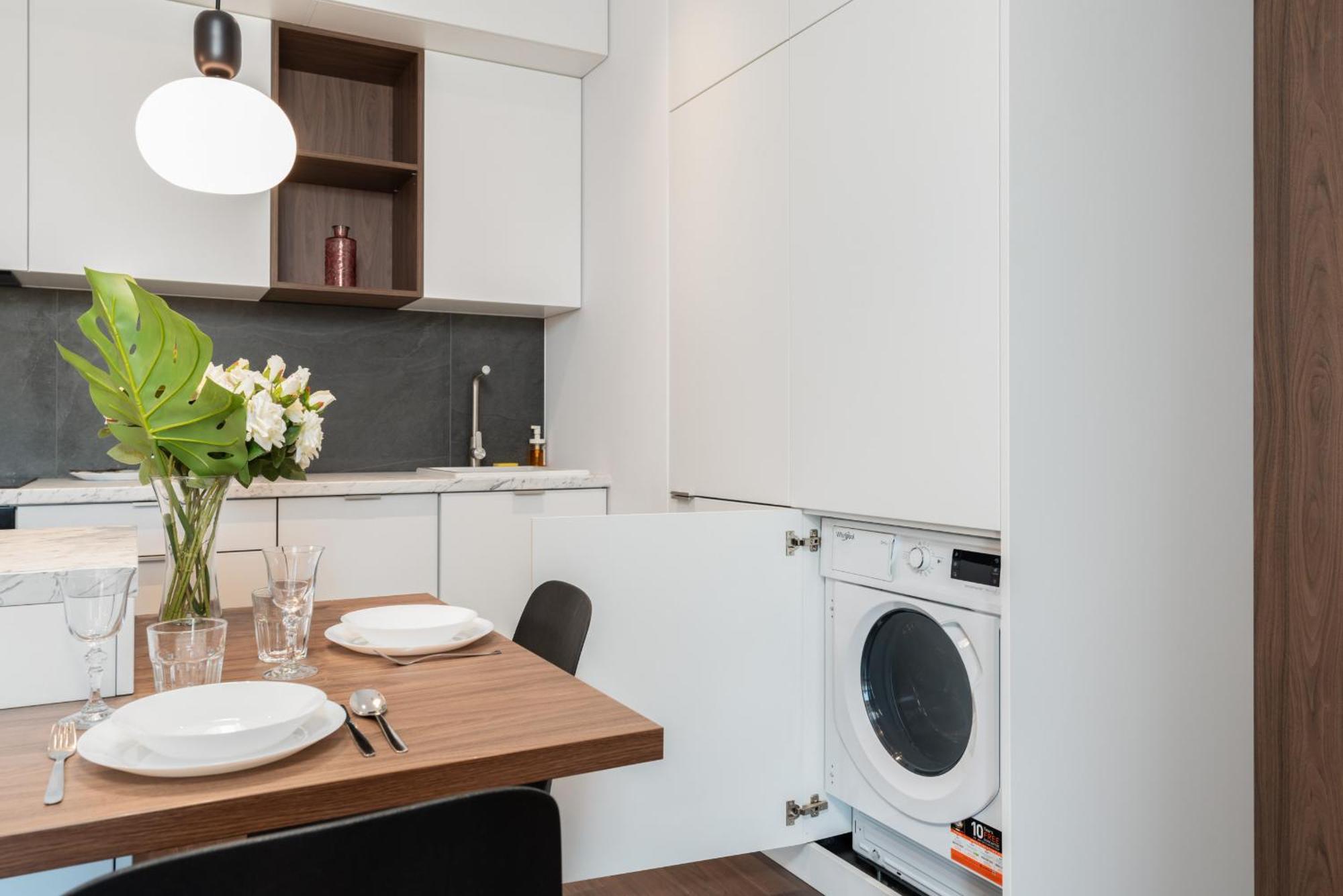 Stylish & Comfy Garbary With Parking By Renters