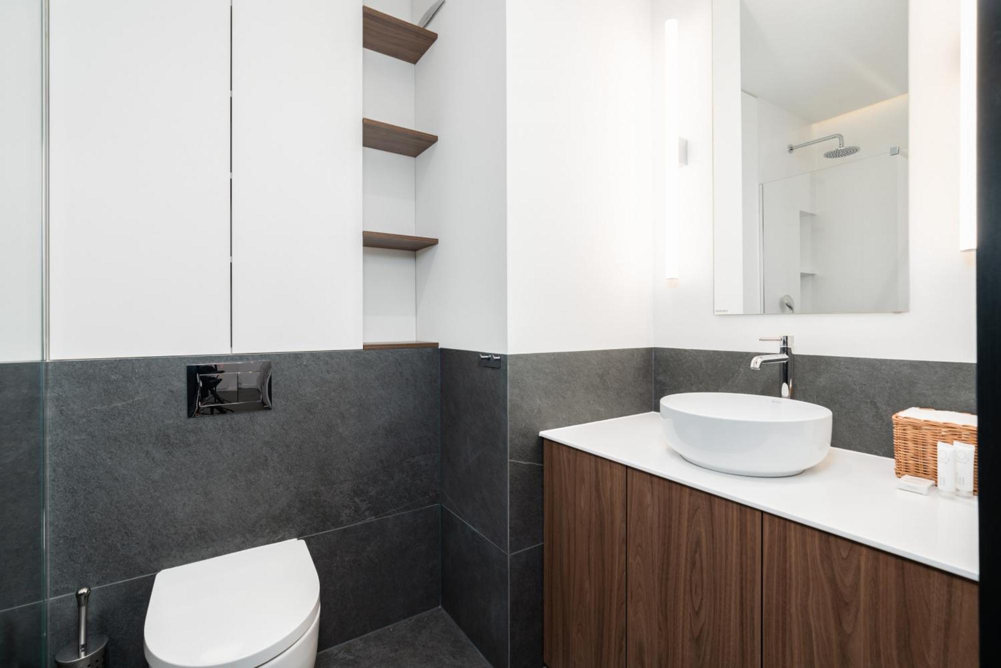 Stylish & Comfy Garbary With Parking By Renters Apartment *