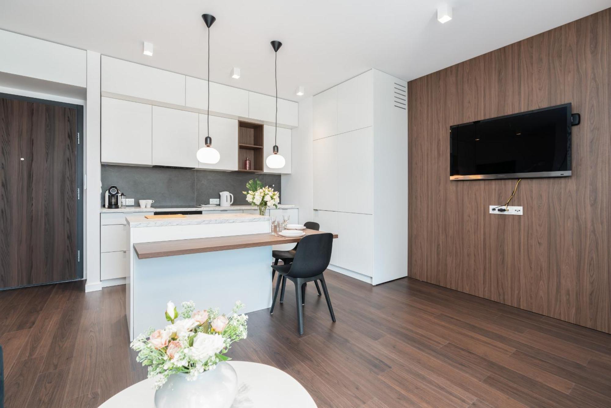 Stylish & Comfy Garbary With Parking By Renters Apartment