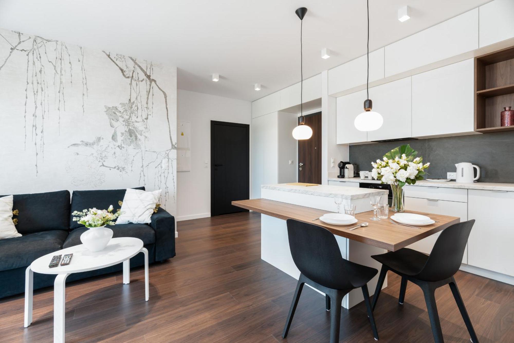 Stylish & Comfy Garbary With Parking By Renters Apartment *