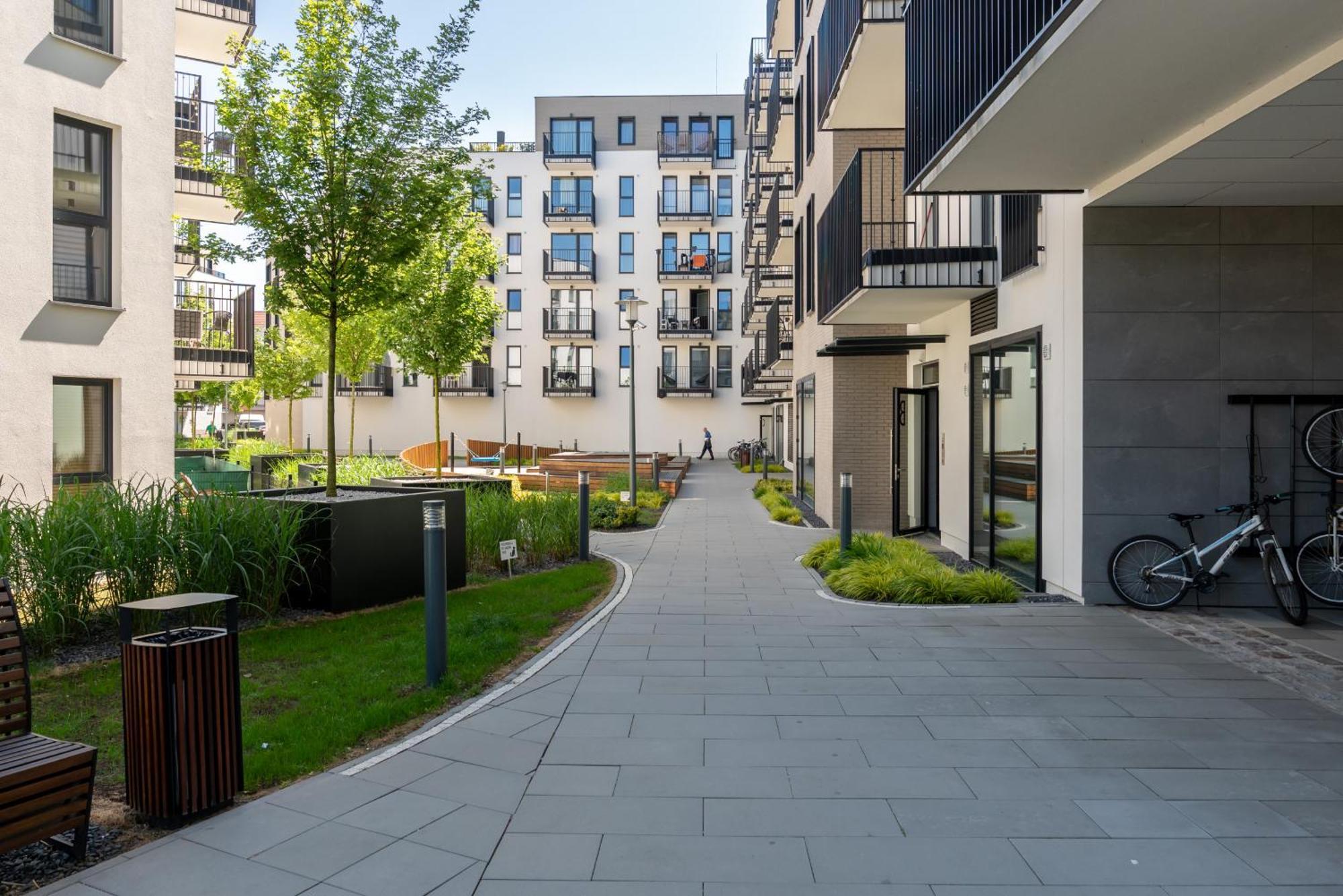 Stylish & Comfy Garbary With Parking By Renters Apartment