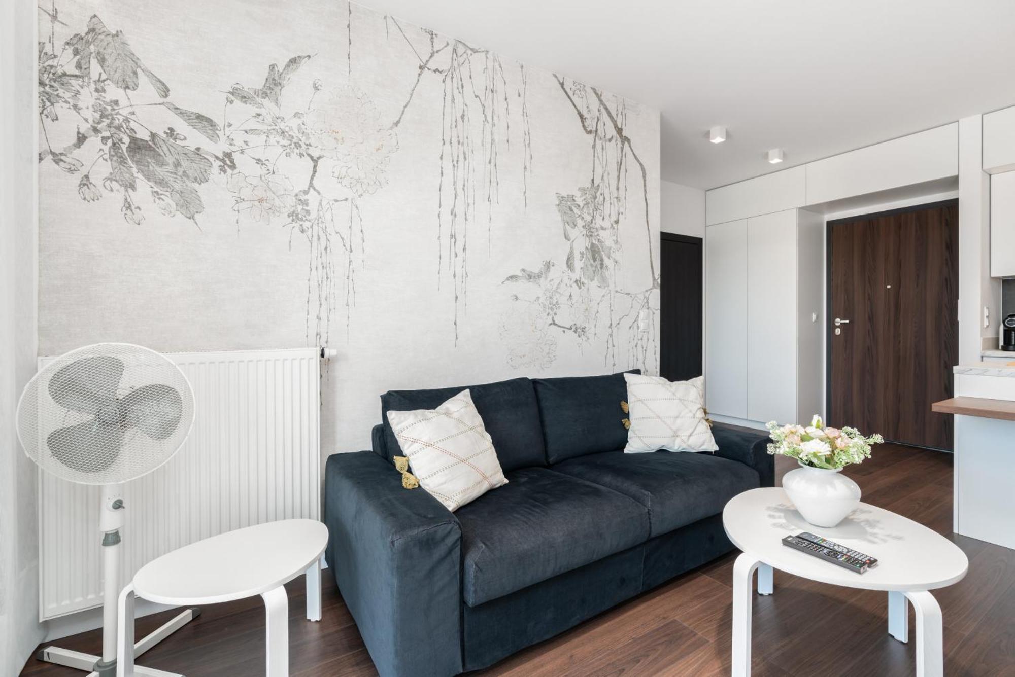 Stylish & Comfy Garbary With Parking By Renters