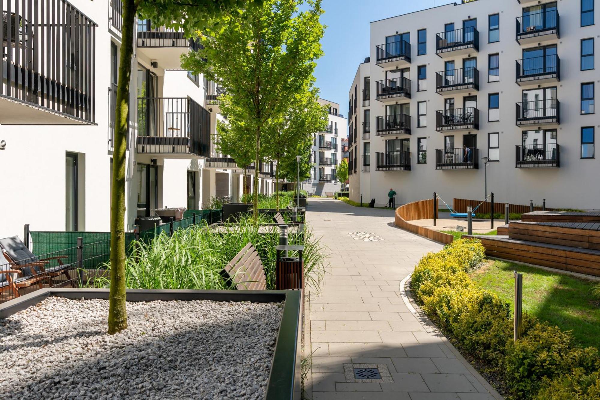 Stylish & Comfy Garbary With Parking By Renters *