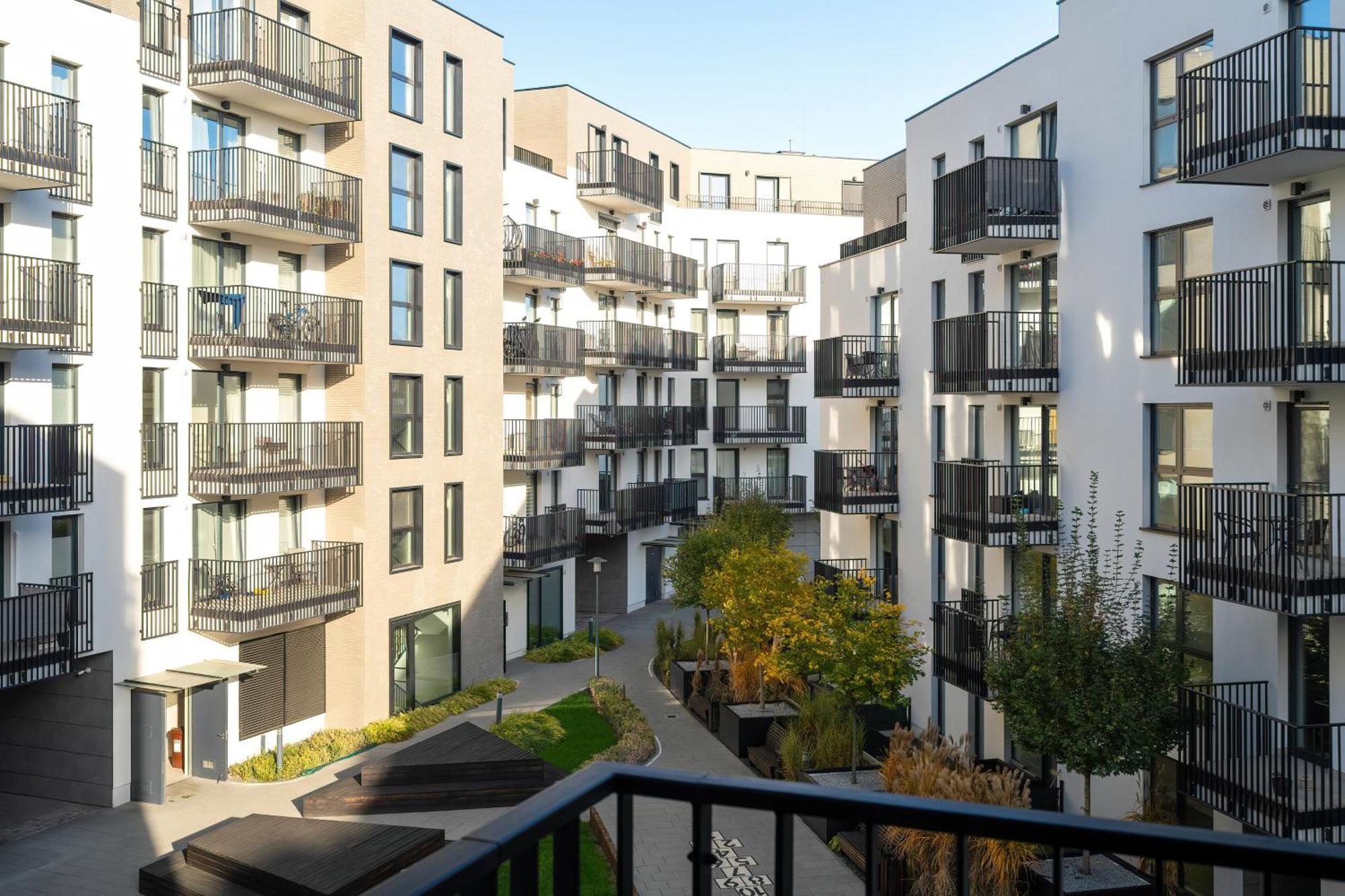 Stylish & Comfy Garbary With Parking By Renters Apartment