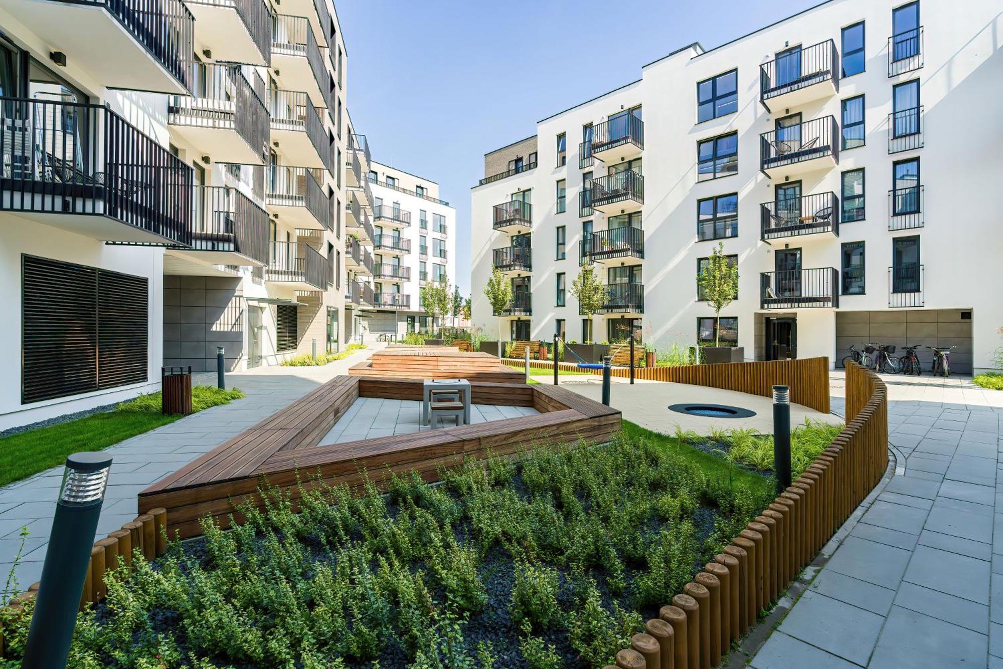 Stylish & Comfy Garbary With Parking By Renters