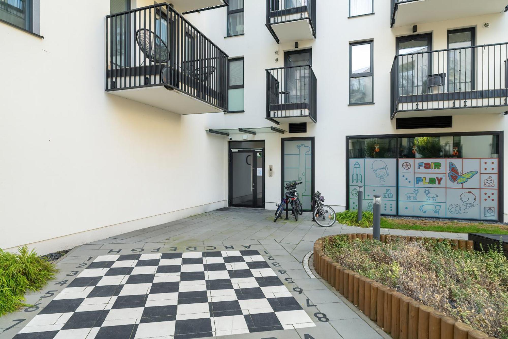 Stylish & Comfy Garbary With Parking By Renters Apartment