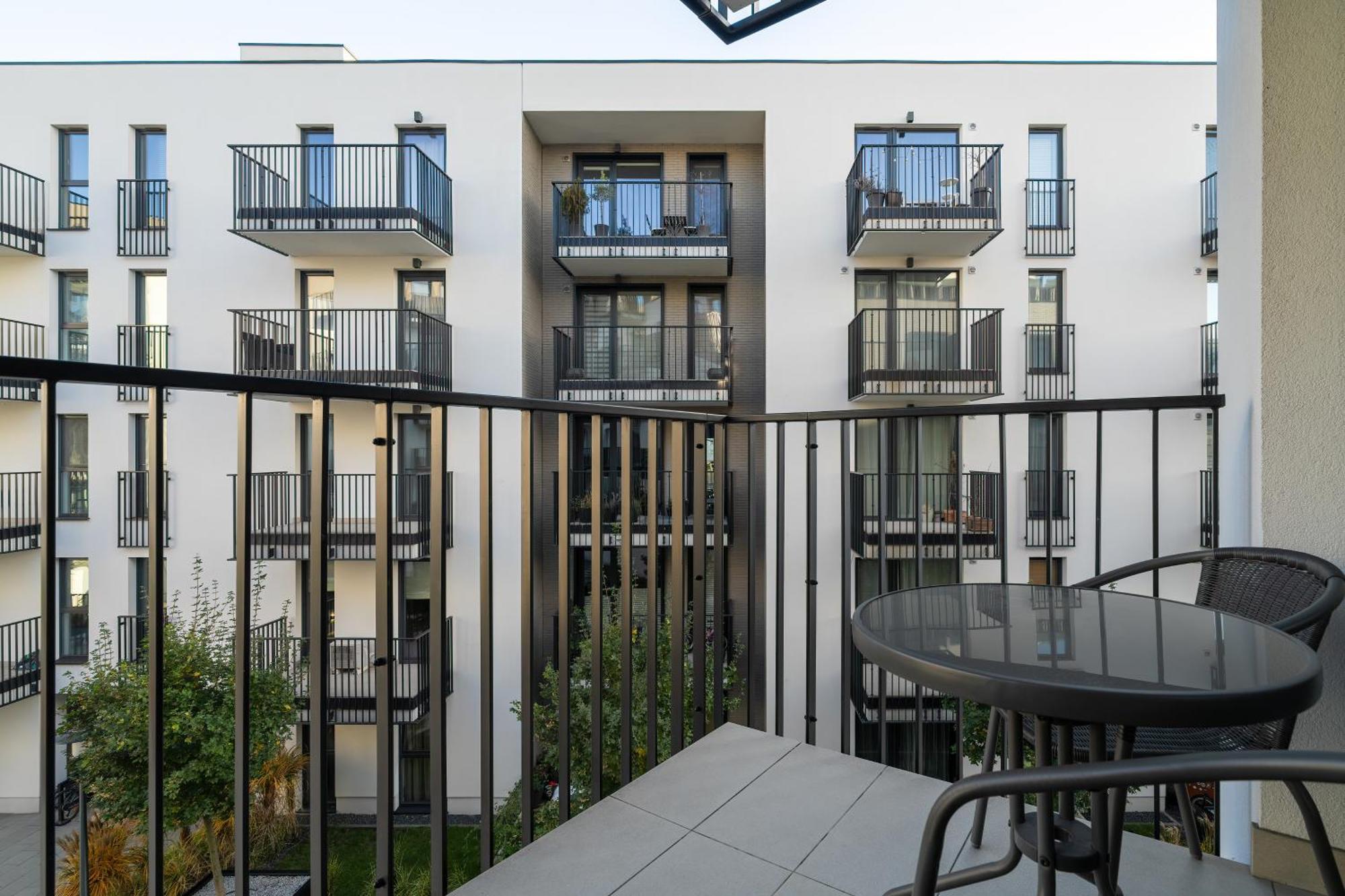 Stylish & Comfy Garbary With Parking By Renters *
