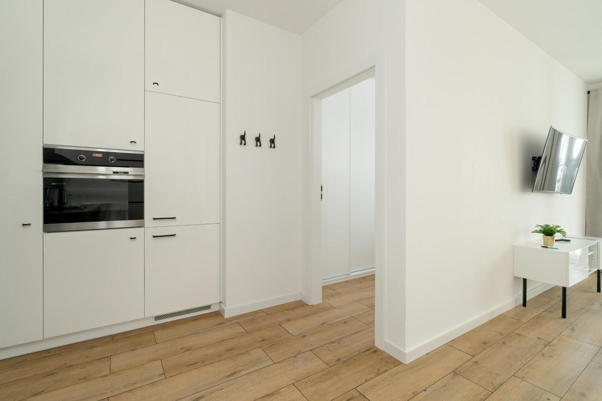 Stylish & Comfy Garbary With Parking By Renters