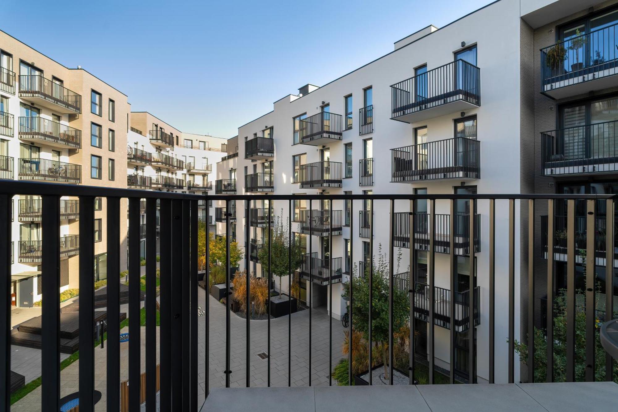 Stylish & Comfy Garbary With Parking By Renters Apartment *