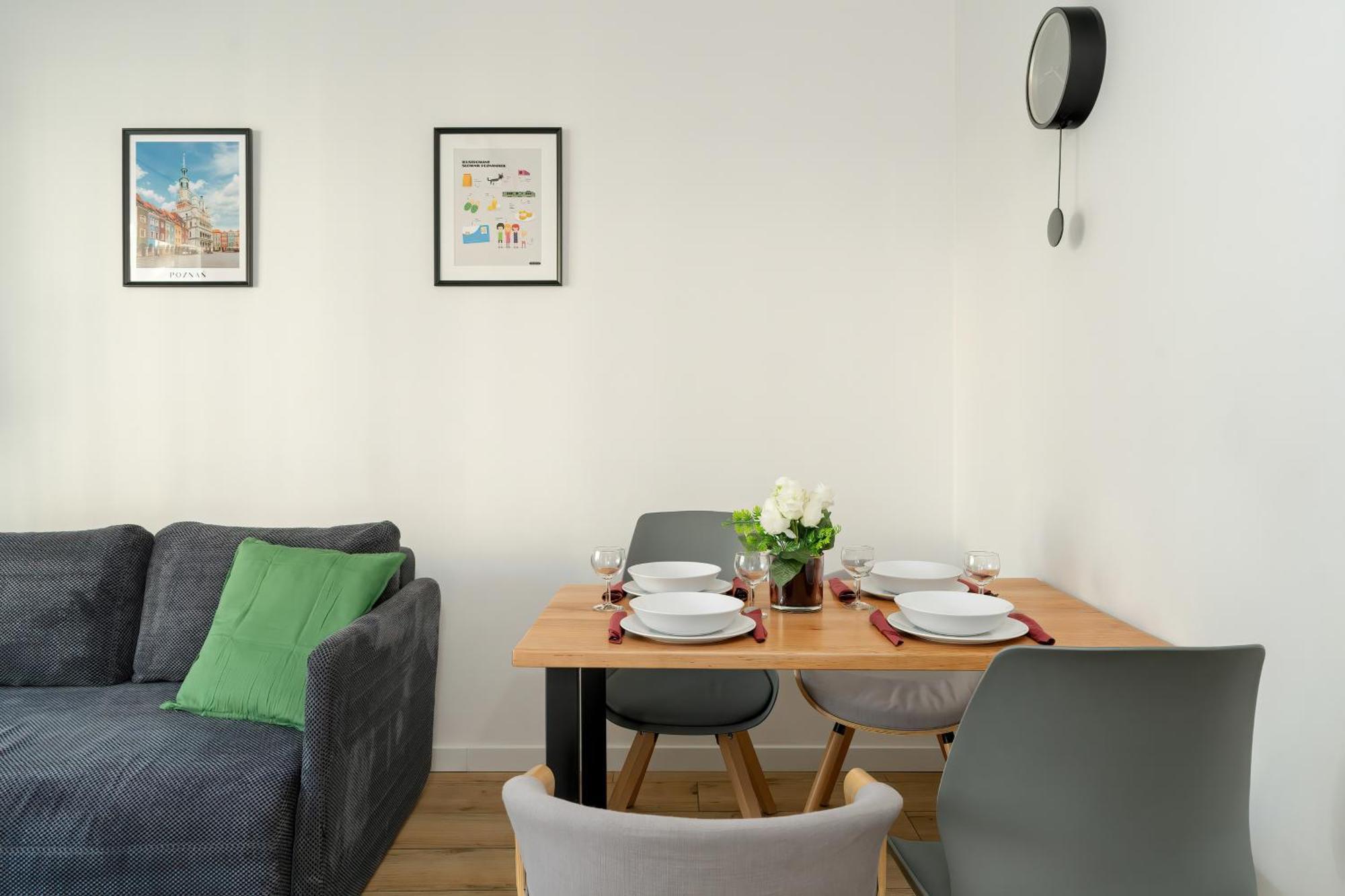 Stylish & Comfy Garbary With Parking By Renters
