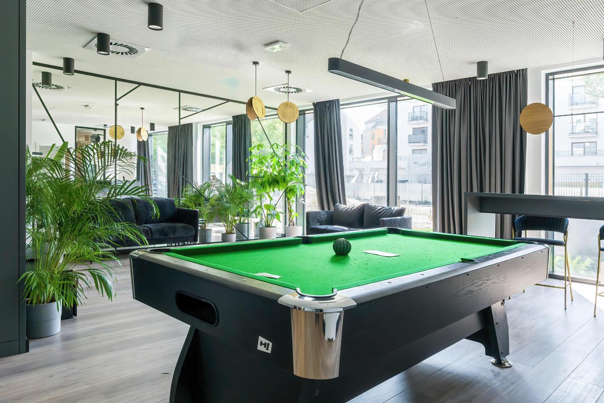 Stylish & Comfy Garbary With Parking By Renters Apartment *