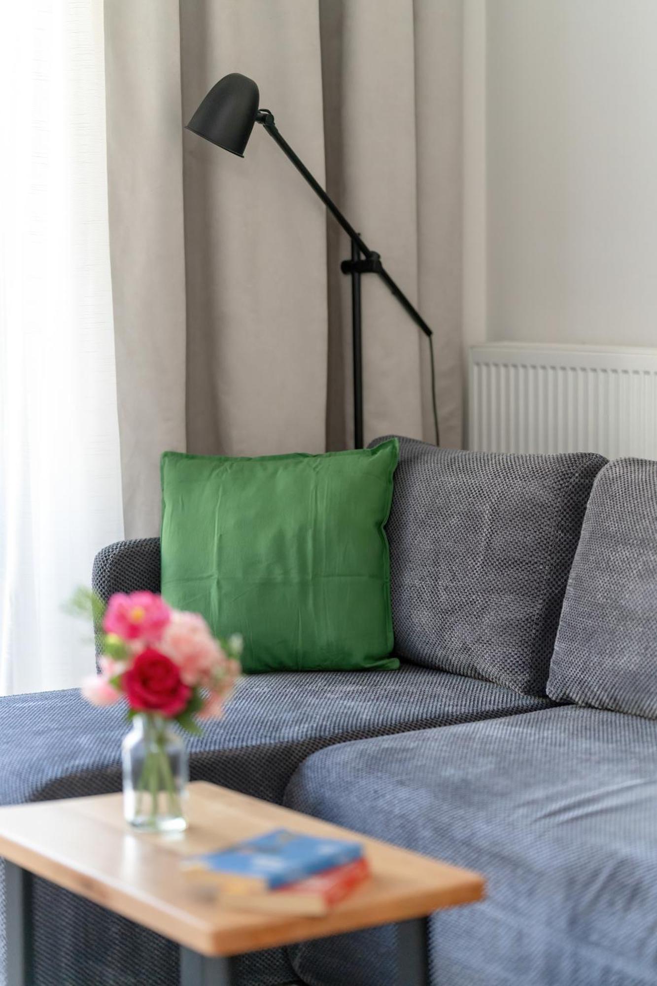 Stylish & Comfy Garbary With Parking By Renters